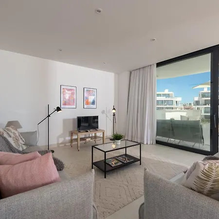 Beautiful 3 Bedroom In Higueron West Apartment